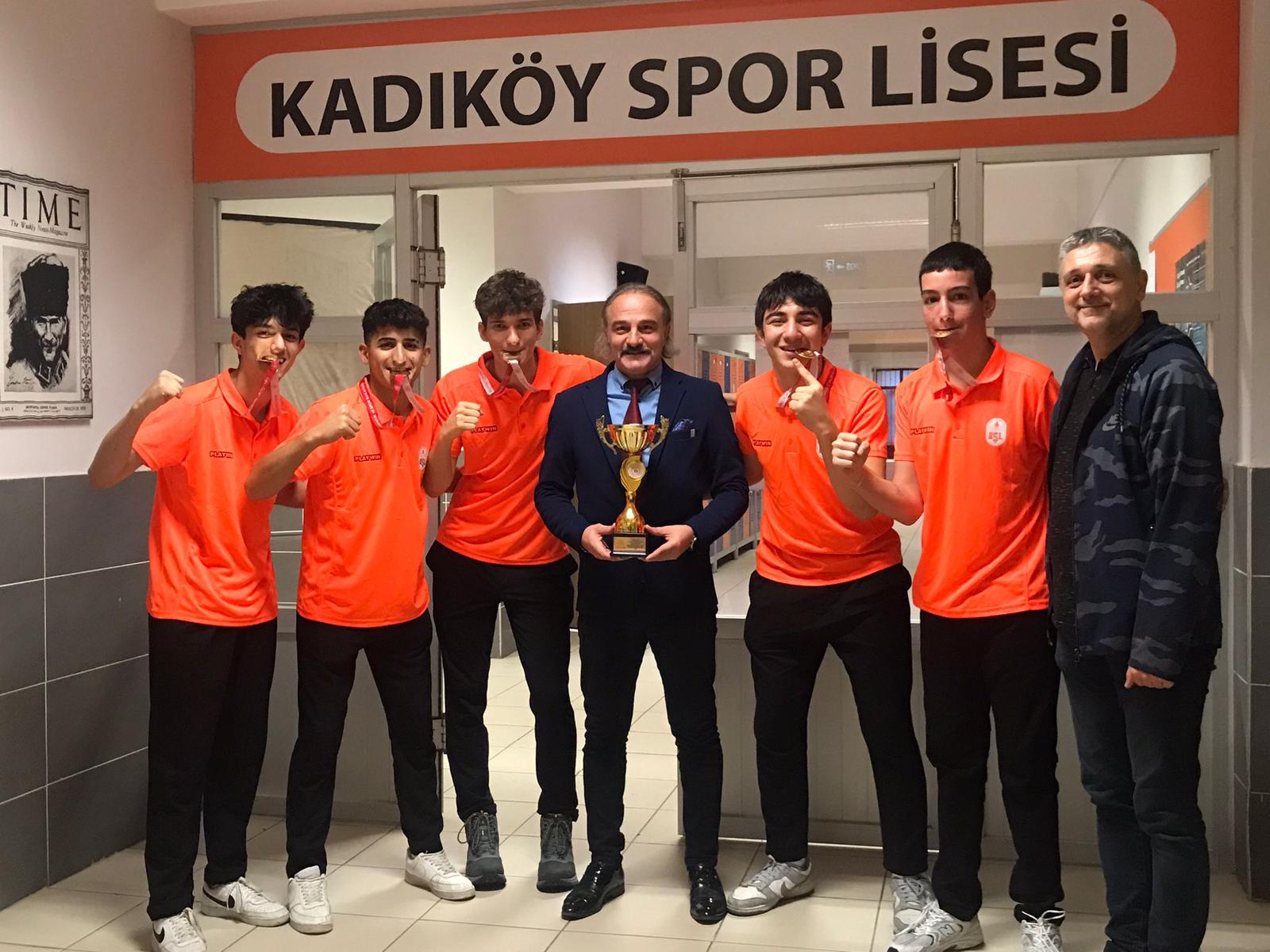 Şampiyonların adresi Kadıköy Spor Lisesi